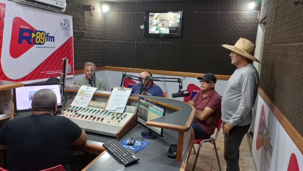 PRESIDENTE DO MDB FALA DE ADMINISTRAÇÃO, POLÍTICA E TRABALHO EM PROGRAMA DE RÁDIO