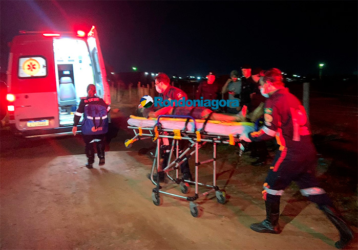 Jovem é baleado com cinco tiros por ocupante de Fox prata