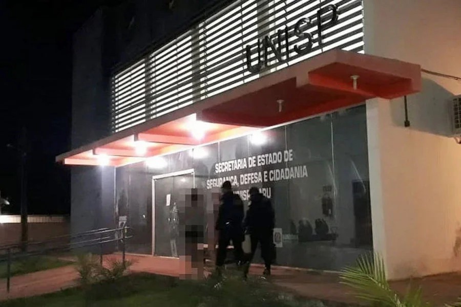 Pais chegam em casa e surpreendem ladrões roubando sua filha