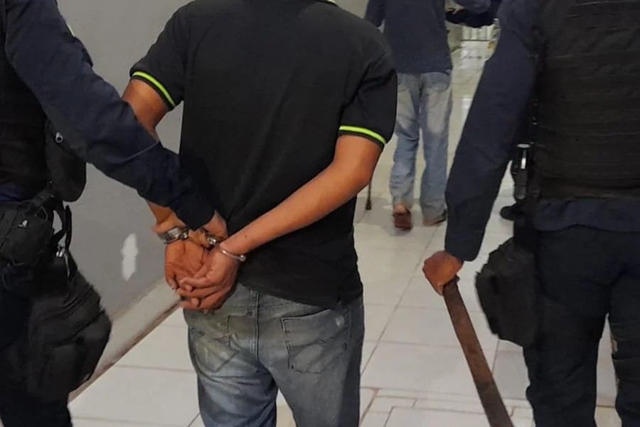 Filho é preso após tentar matar pai deficiente com facão na zona sul
