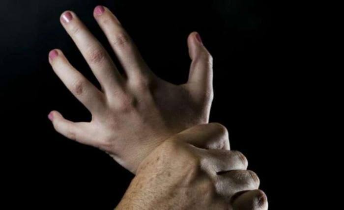 Adolescente é raptada por criminoso em carro e estuprada 