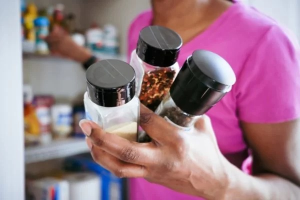 Potes de temperos têm mais bactérias que latas de lixo, diz estudo