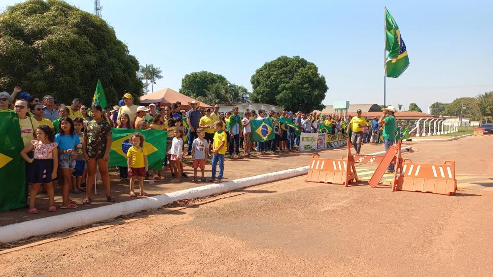 MANIFESTANTES CONTINUAM ACAMPADOS EM FRENTE AO 6º BIS EM GUAJARÁ MIRIM