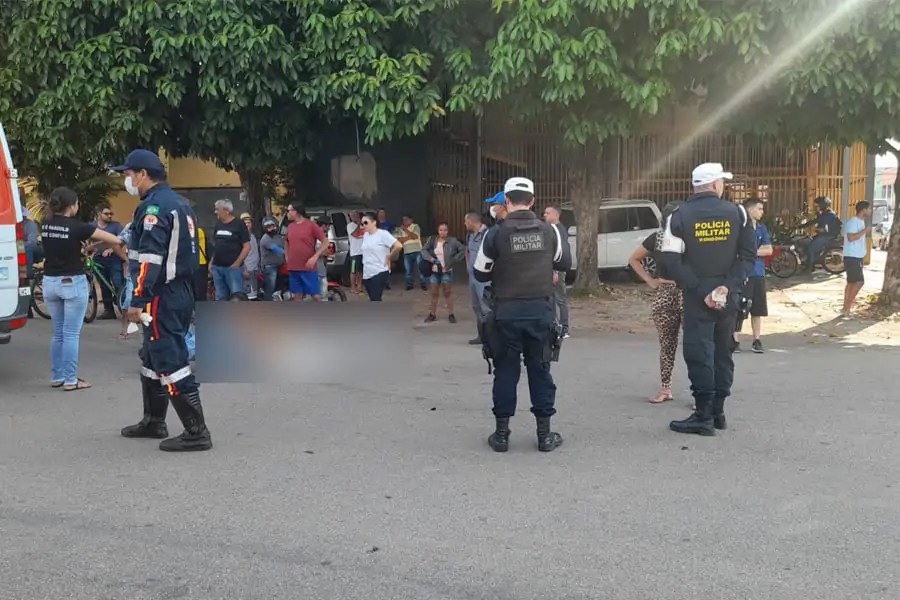 Motociclista morre em acidente após carro furar preferencial no centro