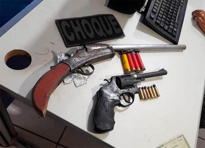 Foragido é preso com duas armas e munições em barraco 