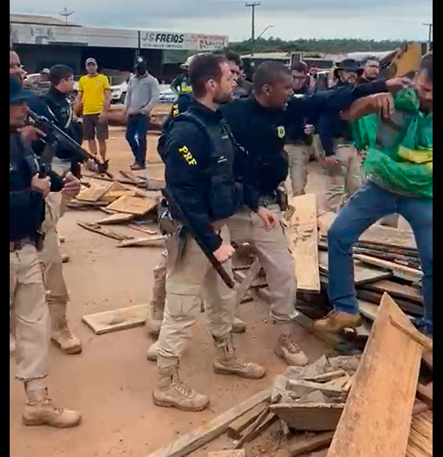 Momentos de tensão entre a PRF e manifestantes na BR-364, em Ariquemes