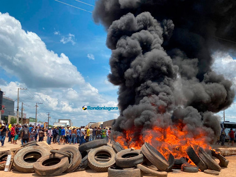 Vídeo: Em meio a negociações, manifestantes incendeiam pneus na BR-364, em Ariquemes