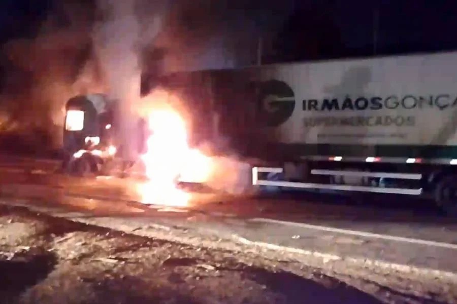 Caminhão do Irmãos Gonçalves é incendiado na BR-364