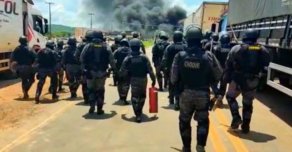 Vídeo: Tropas de choque usam bombas de gás para retirar manifestantes da BR -364, em Ariquemes