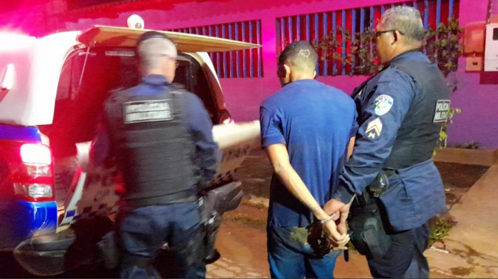 Após perseguição policial, jovem é preso com pistola suspeito de atentado a tiros em residencial