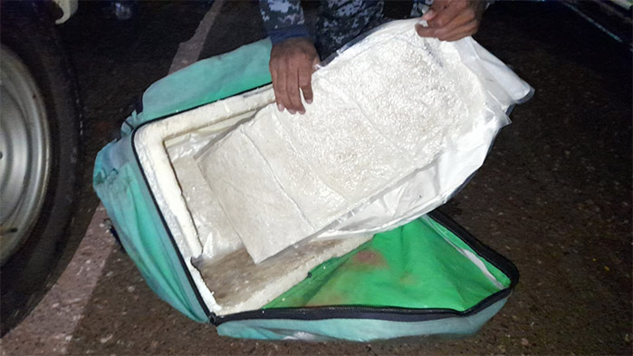 Falso motoboy foge da Polícia e joga bolsa com cinco quilos de drogas