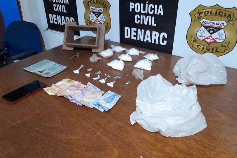Venezuelano é preso com drogas escondidas em quintal de residência na zona leste