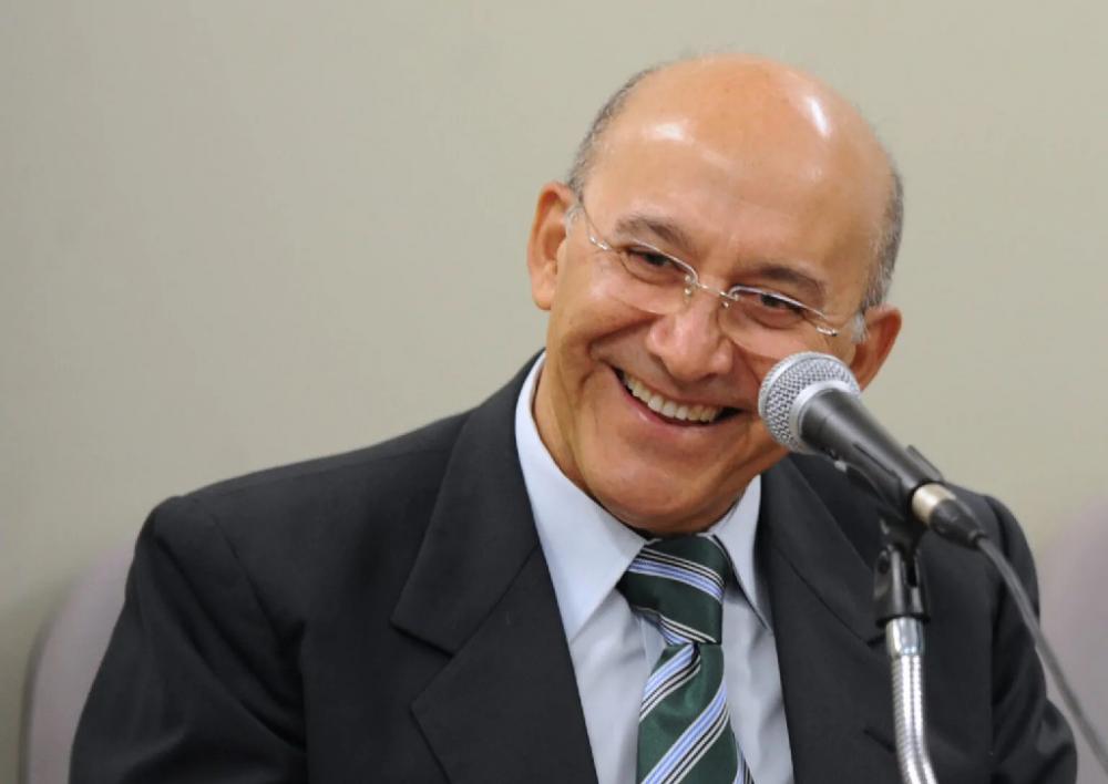 PEC DA CENSURA – Confúcio Moura assina proposta que vai prender cidadão que xingar político