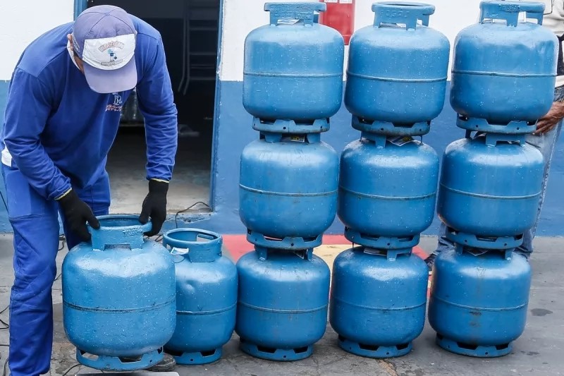 Petrobras reduz preço do gás de cozinha em 9,7% para distribuidoras