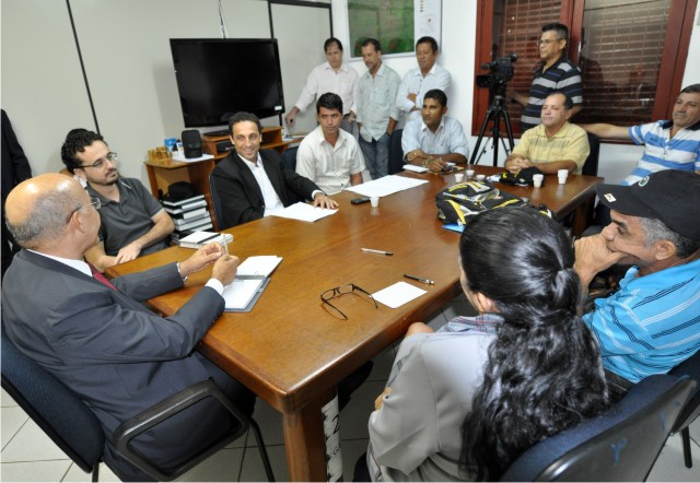 Seringueiros apresentam reivindicações ao governador Confúcio Moura