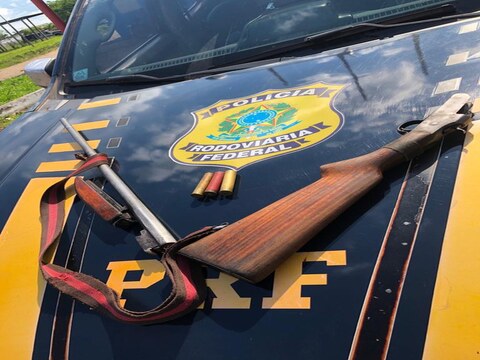 PRF apreende menor conduzindo veículo e armado; outras três armas foram apreendidas