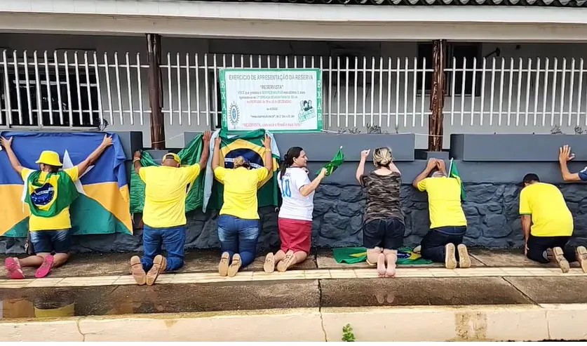 Rondonienses se ajoelham em muro da 17º Brigada e oram por intervenção militar