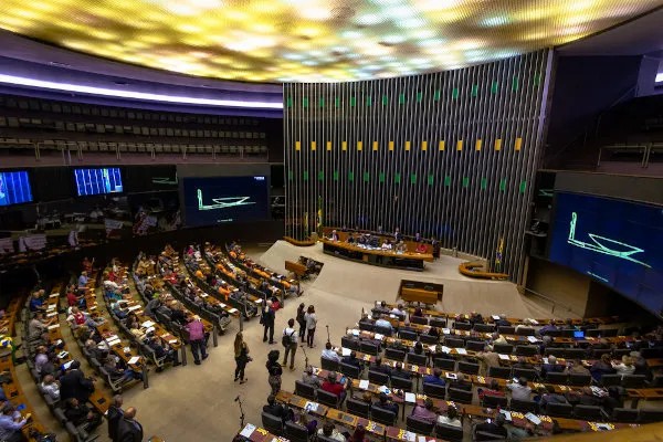 VERGONHA NACIONAL – Deputados rondonienses apoiam projeto que aumentou próprio salário