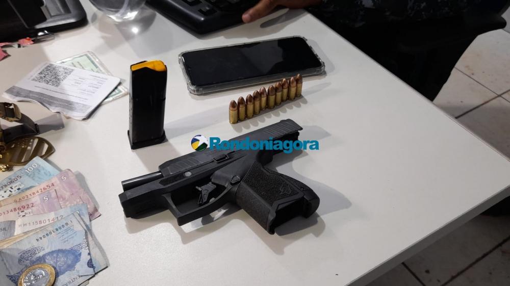 Homem em liberdade condicional é preso armado em veículo