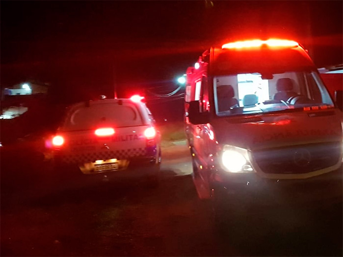 Mulher foge após atacar marido a facada