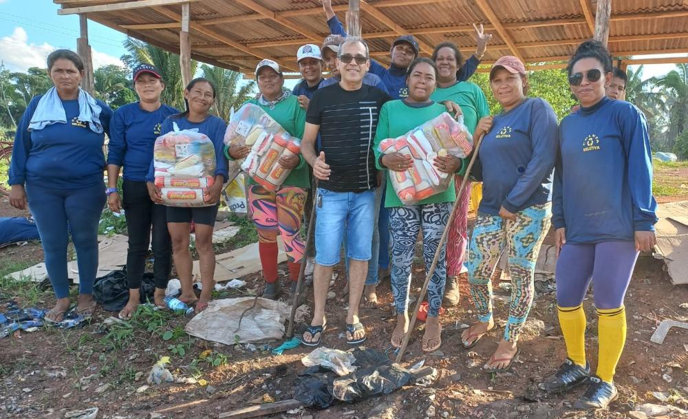 EMPRESÁRIO DISTRIBUI CESTAS BÁSICAS ÀS VÉSPERAS DO NATAL 