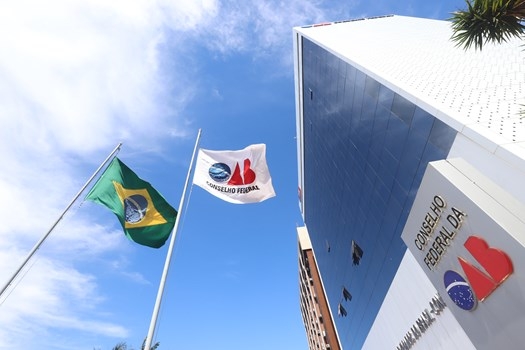 Posição igualitária de advogados e juízes em audiências e julgamentos se torna lei