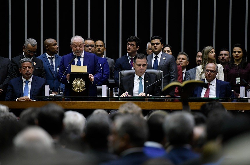 Lula assume e diz que vai revogar decretos de armas e do teto de gastos