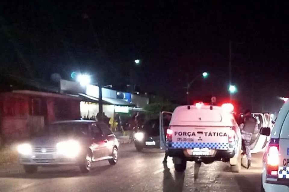 Bandidos invadem mercados, furtam quase R$19 mil reais e 200kg de carne