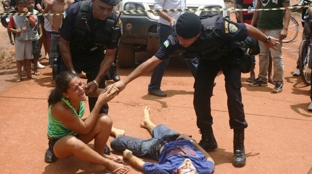 Homem é morto com dois tiros quando caminhava por rua na zona leste - Imagens fortes