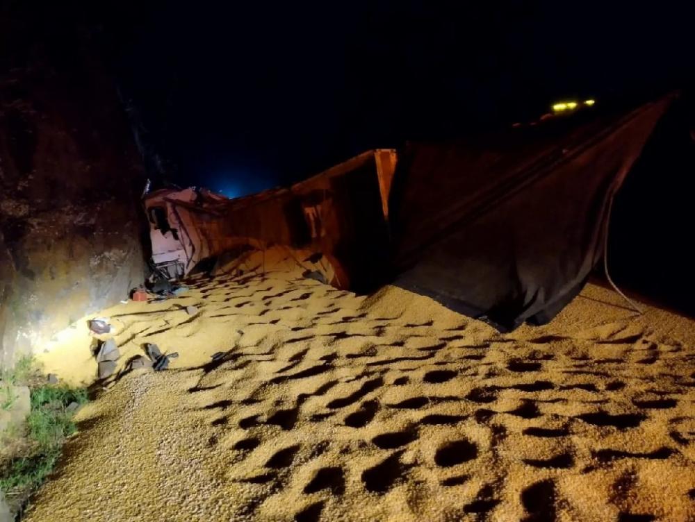 CARREGADO DE MILHO – Caminhão de Rondônia tomba e motorista morre em rodovia do Paraná