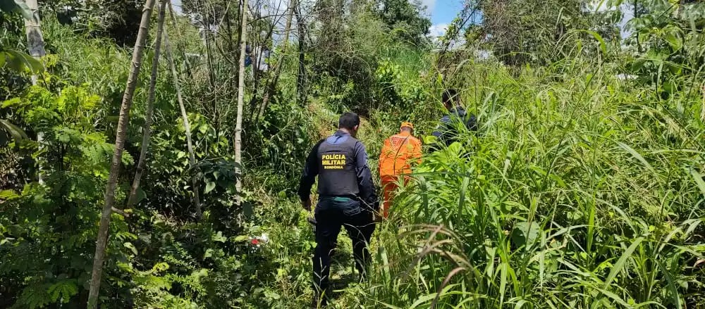 Motorista cai com carro em córrego e é salvo por moradores na zona leste