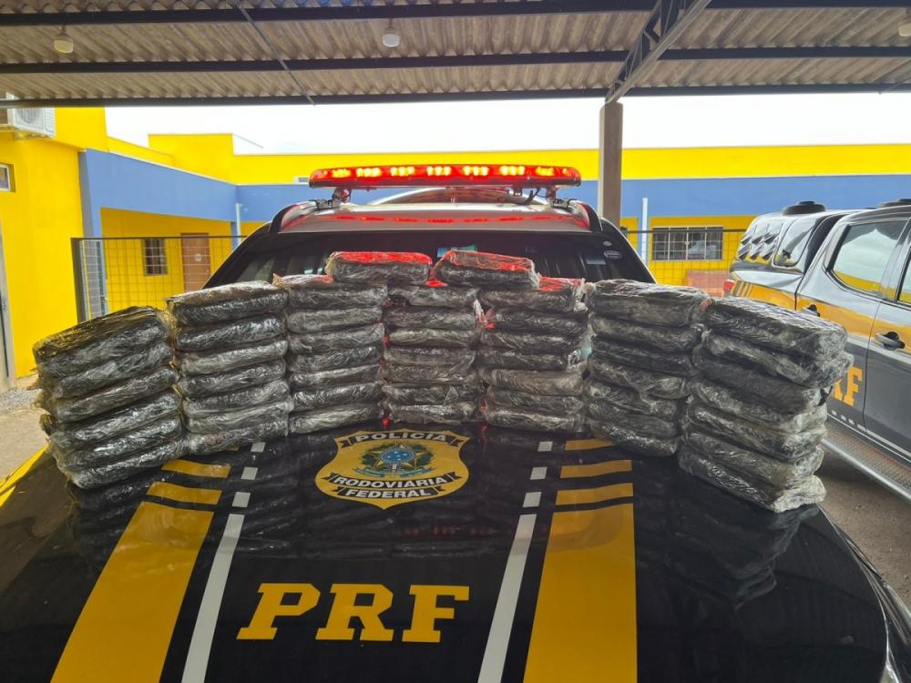 Policial civil é flagrado com quase 60 quilos de cocaína na BR-364