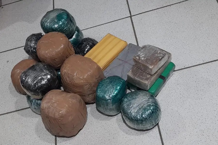 PRF prende casal com 20kg de drogas em taxi na BR-364