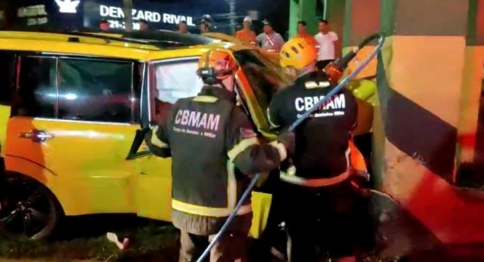 Cantor Wanderley Andrade tem carro destruído em acidente
