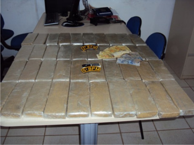 PM apreende 40 tabletes de maconha em Candeias do Jamari