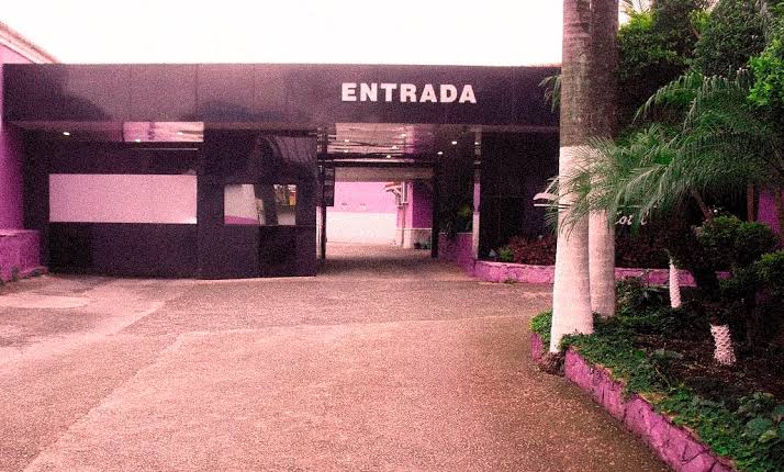 APANHOU: Motoboy flagra namorada em motel com dois homens e ainda tem moto roubada 