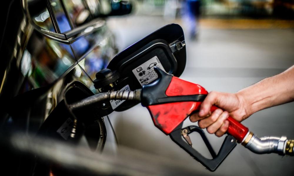 Petrobras anuncia aumento no preço do litro da gasolina para as distribuidoras