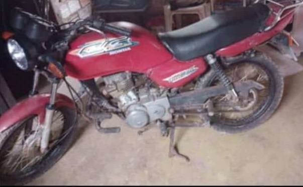 Homem deixa moto estacionada na frente do Hospital e esquece chave na ignição; Moto foi furtada
