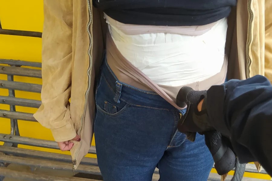 Passageira de ônibis é presa com 3kg de drogas presa ao corpo em Porto Velho
