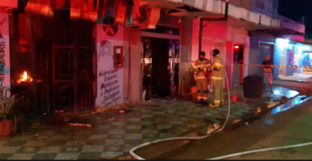 Incêndio atinge três estabelecimentos comerciais na capital e bombeiros são chamados