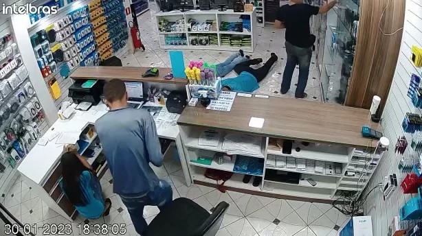 Ladrões invadem loja e roubam 13 celulares e R$ 3 mil
