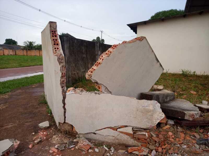 Motorista ao desviar de buraco perde o controle e bate em muro de escola em Guajará-Mirim.