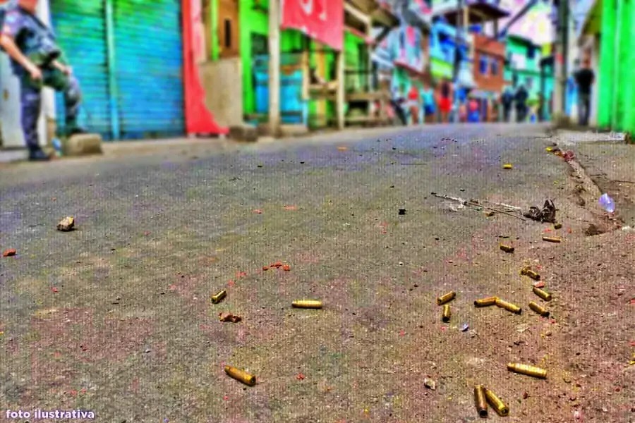 Dupla atira na direção de crianças que brincavam em rua