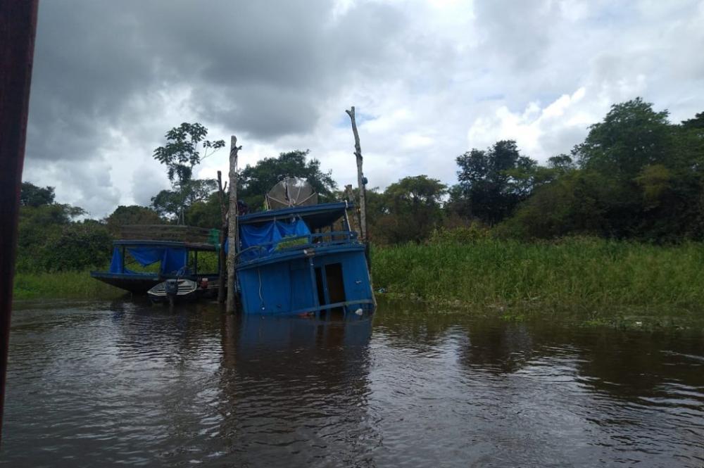 Barco que seguiu de Guajará-Mirim para Costa Marques afunda no rio Branco na Bolívia; veja vídeo
