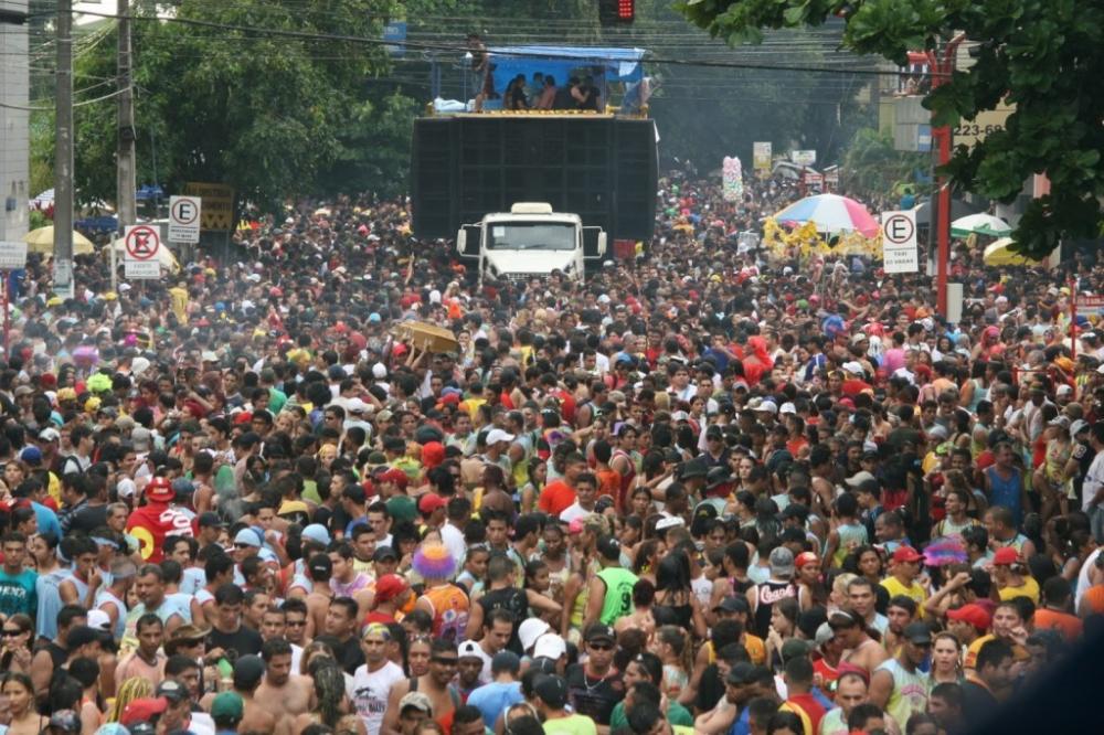 Homem é preso flagrado com revólver na cintura em bloco de carnaval no centro