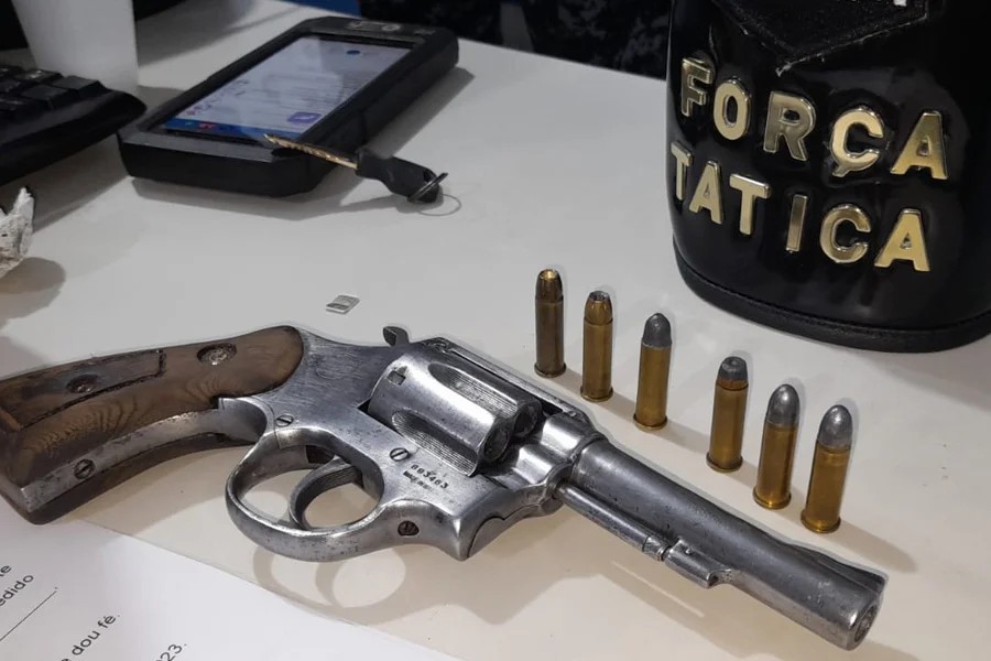 Apenado monitorado e namorada são presos com arma após perseguição