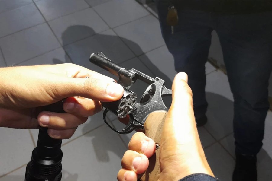 Dupla entra em panificadora para fugir de abordagem e é flagrada armada