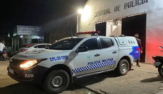 Homem é preso após mostrar órgão sexual para vizinha e crianças