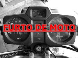 Motocicleta é levada por ladrões quando estava dentro de residência 