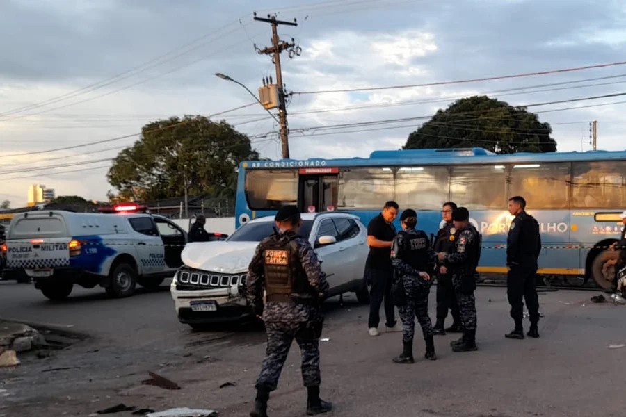 Criminoso capota caminhonete roubada durante fuga da PRF em Porto Velho
